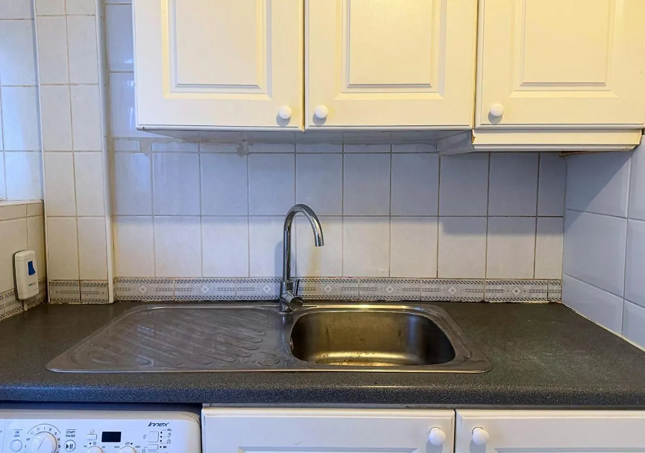 Apartment Luxe Short Stays - Sleeps 12 - Heathrow Airport - Free Parking Feltham